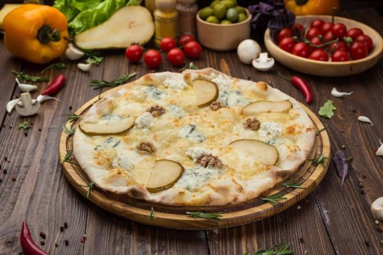 Pizza con pera, gorgonzola y pimentón