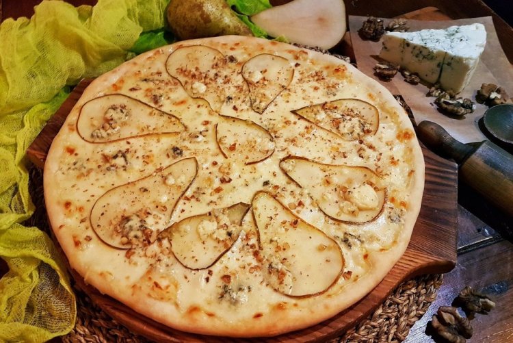 Pizza con pera, nueces y gorgonzola