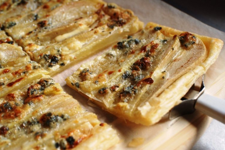 Pizza con pera y gorgonzola sobre masa de hojaldre