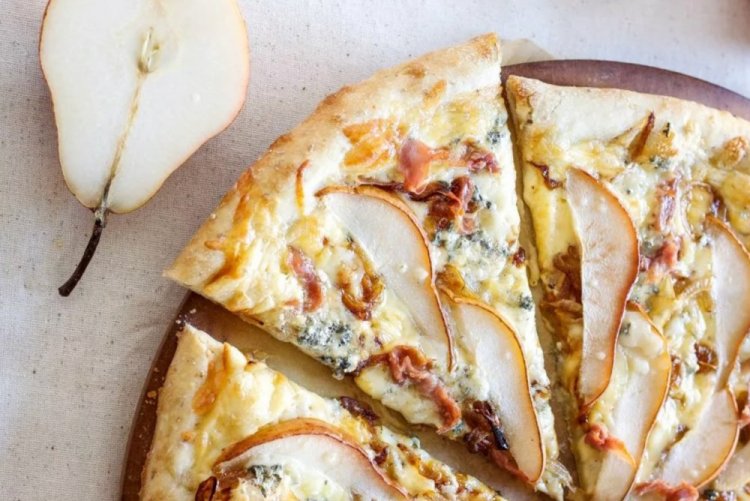Pizza con pera, prosciutto y gorgonzola