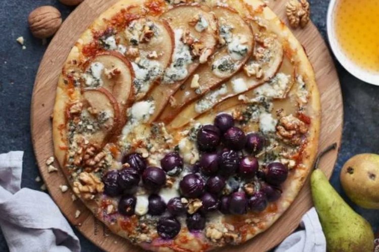 Pizza con pera, gorgonzola y uvas