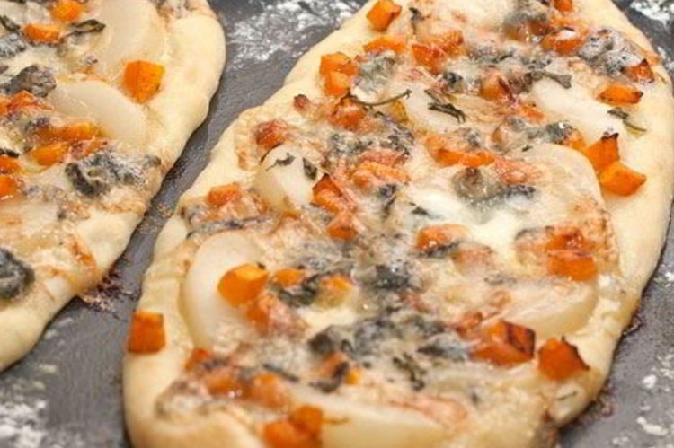 Pizza con calabaza, pera y gorgonzola
