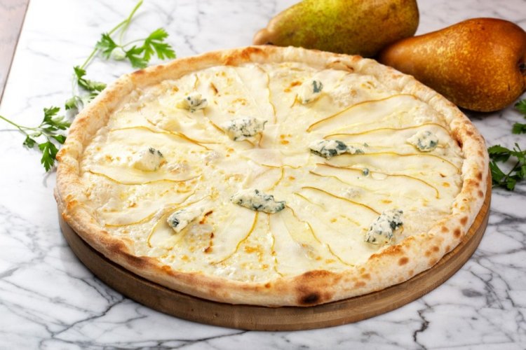 Pizza sin levadura con pera y gorgonzola