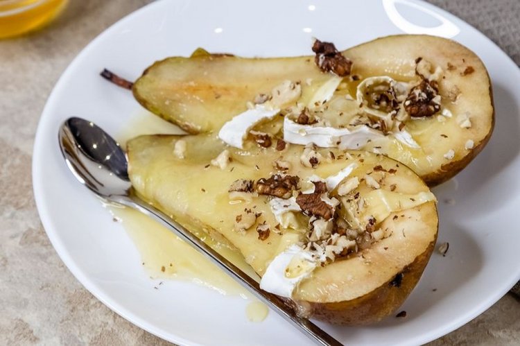 Pear with Camembert in the Oven
