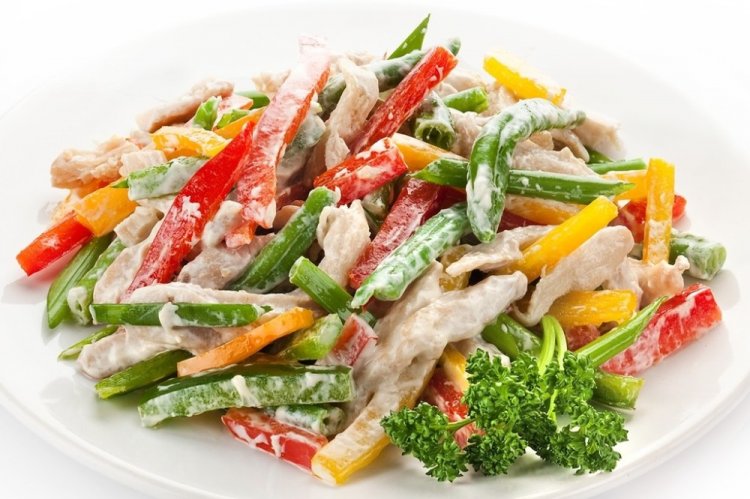 Salad with Chicken, Green Beans, and Bell Pepper