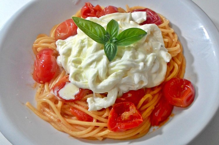 Spaghetti in Tomato Sauce with Stracciatella