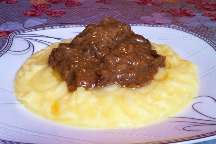 Gravy with Stewed Meat and Mushrooms