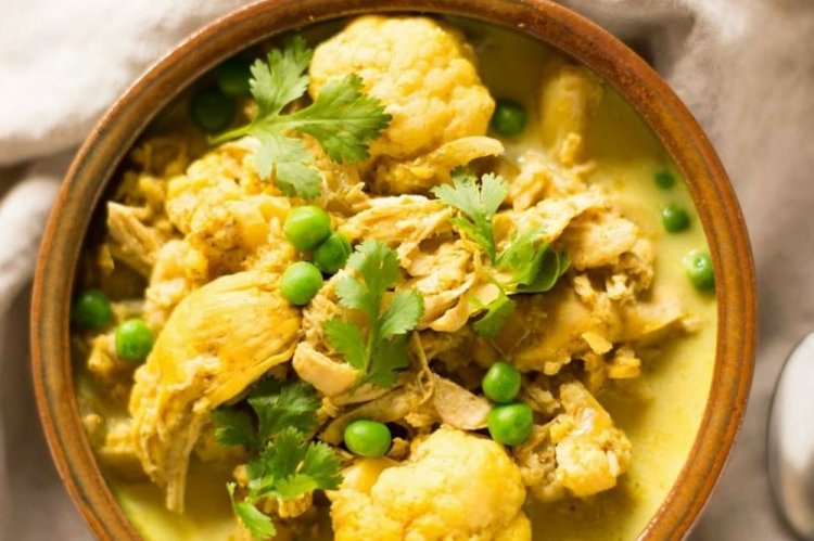Chicken Curry with Cauliflower and Green Peas