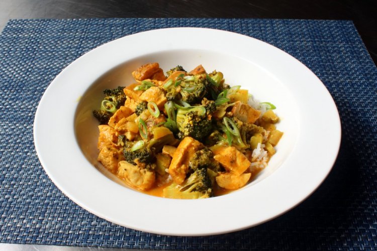 Chicken Curry with Broccoli and Coconut Cream