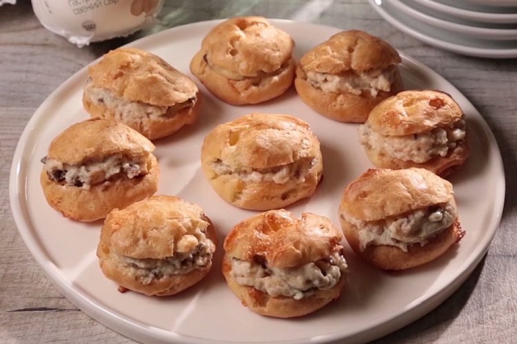 Profiteroles with Chicken