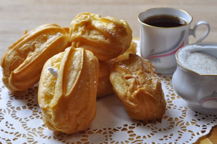 Profiteroles with Condensed Milk
