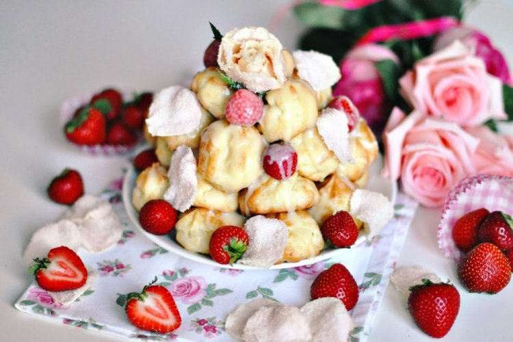 Profiteroles with Strawberry Filling