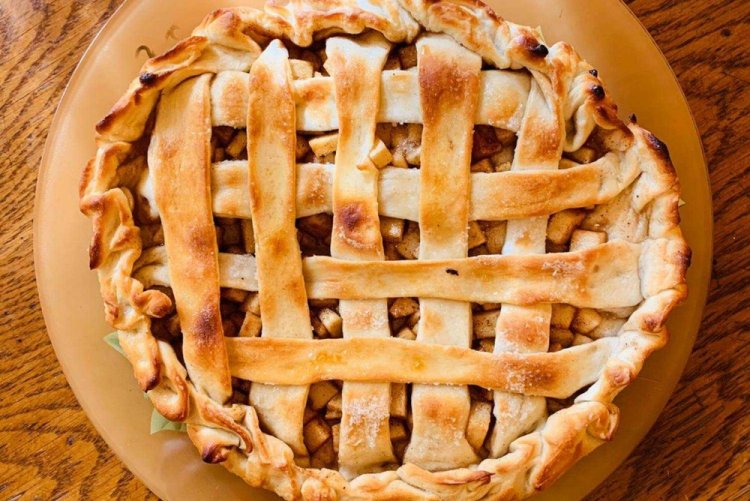 Yeast Dough Pie with Apples