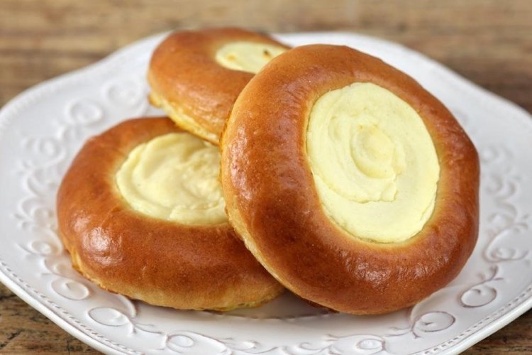 Vatroushka with Cottage Cheese from Yeast Dough