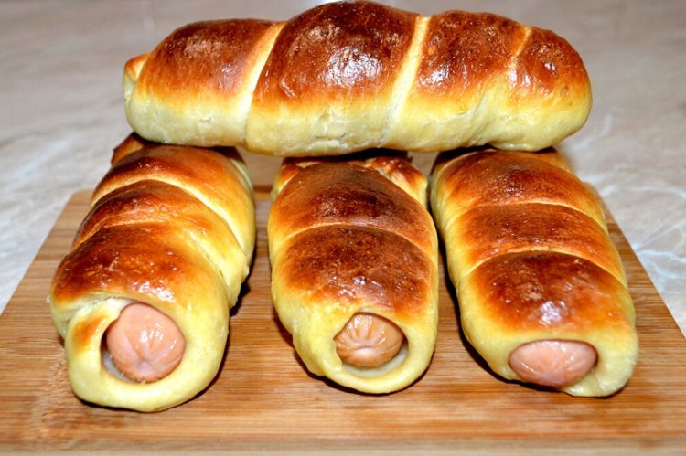 Sausages in Yeast Dough