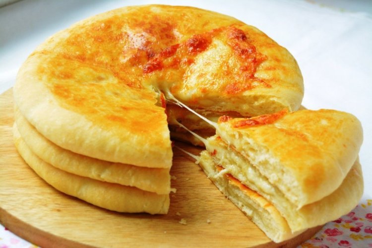 Khachapuri with Cheese from Yeast Dough