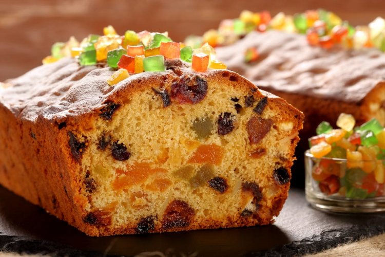 Yeast Cake with Candied and Dried Fruits