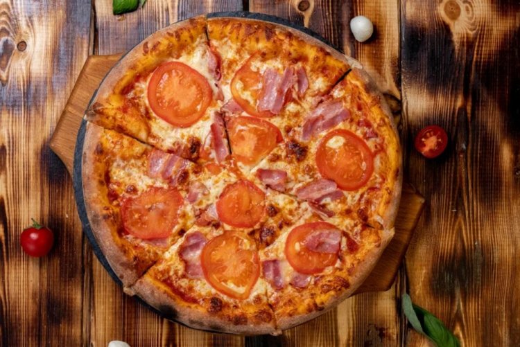 Pizza con tocino y tomates