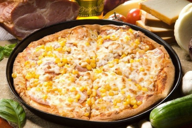Pizza con tocino y maíz
