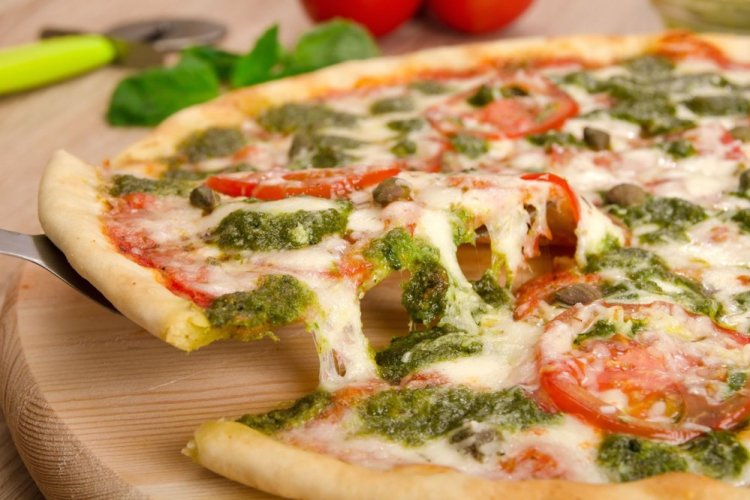 Pizza con tocino y pesto en tortilla