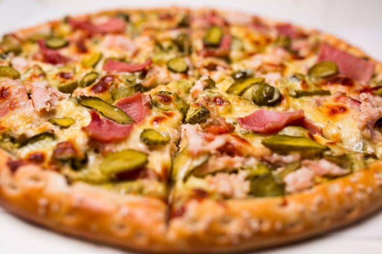 Pizza con tocino, pollo y pepinillos
