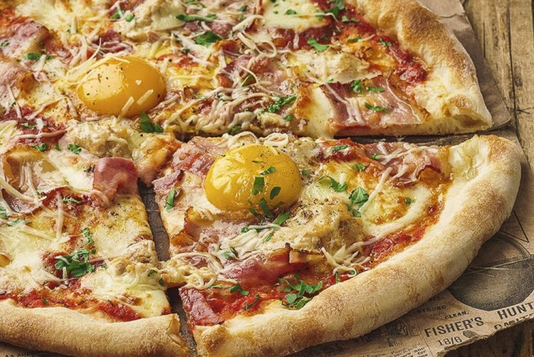 Pizza con tocino y huevo