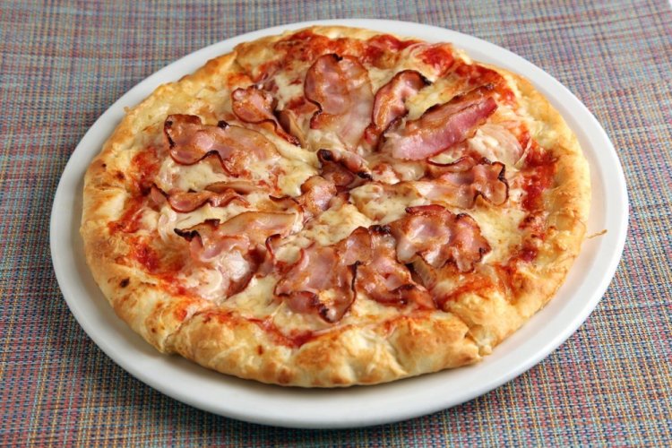 Pizza con tocino en sartén