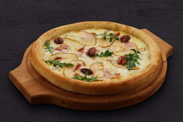 Pizza con tocino y pera