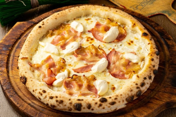 Pizza con tocino y queso crema