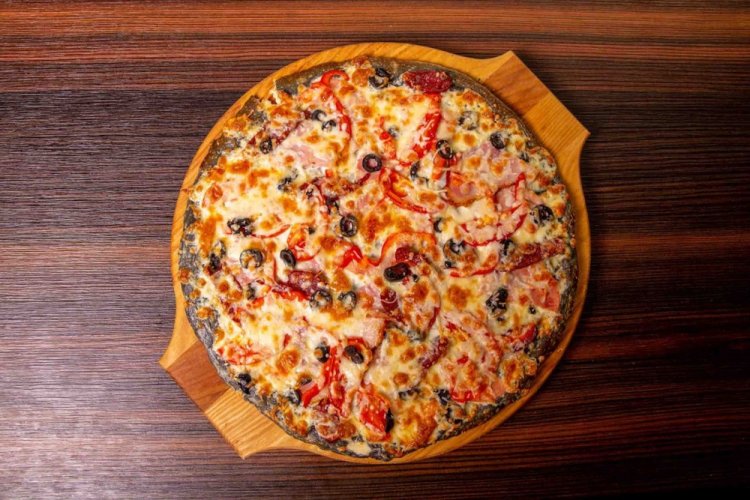 Pizza con tocino, pimiento y aceitunas