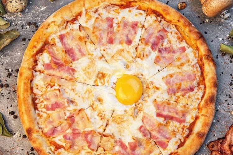 Pizza Carbonara con tocino