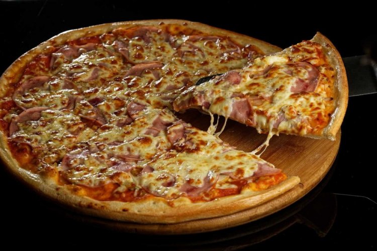Pizza con tocino y carne picada