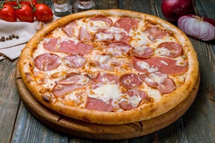 Pizza con tocino, salchicha y prosciutto