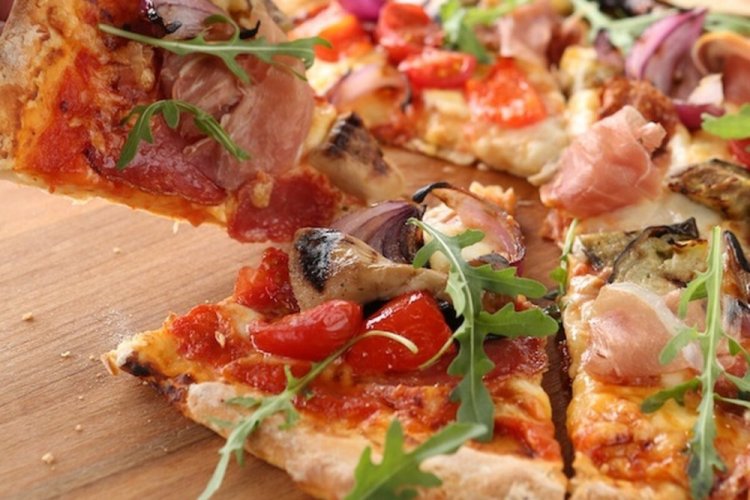 Pizza con tocino y champiñones en masa de hojaldre
