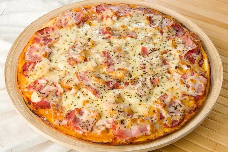 Pizza con salsa blanca, tocino y salami