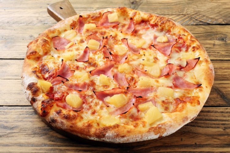Pizza con tocino y piña