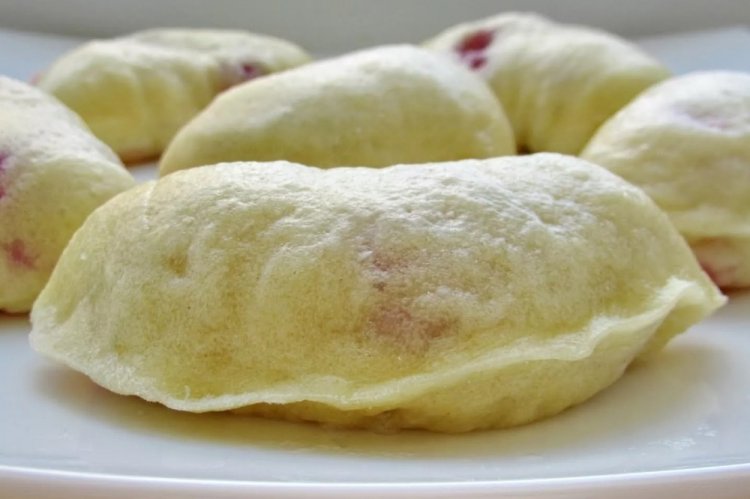 Strawberry Vareniki with Yeast and Egg Dough
