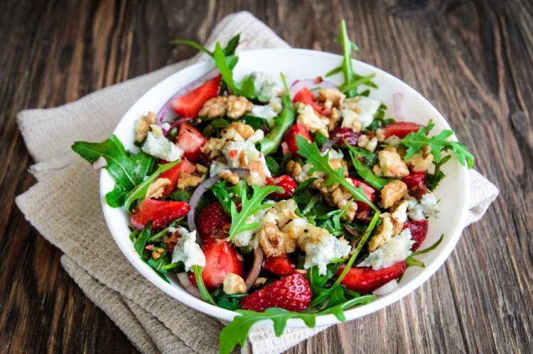 Ensalada de fresas, rúcula y queso feta