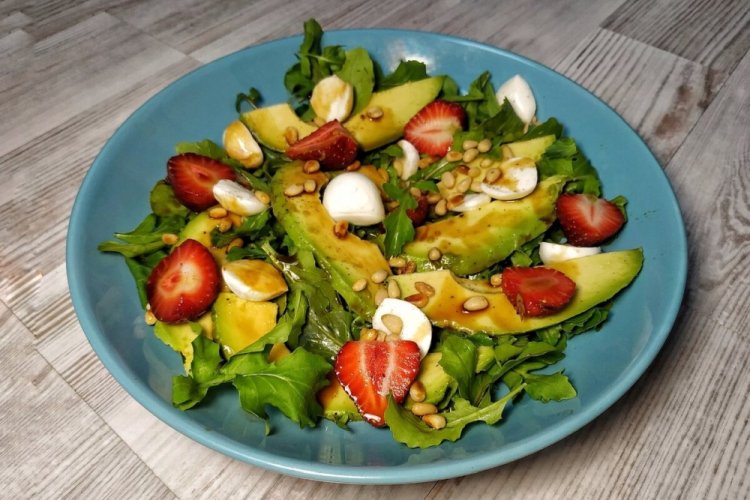 Ensalada de fresas, mozzarella y salsa teriyaki