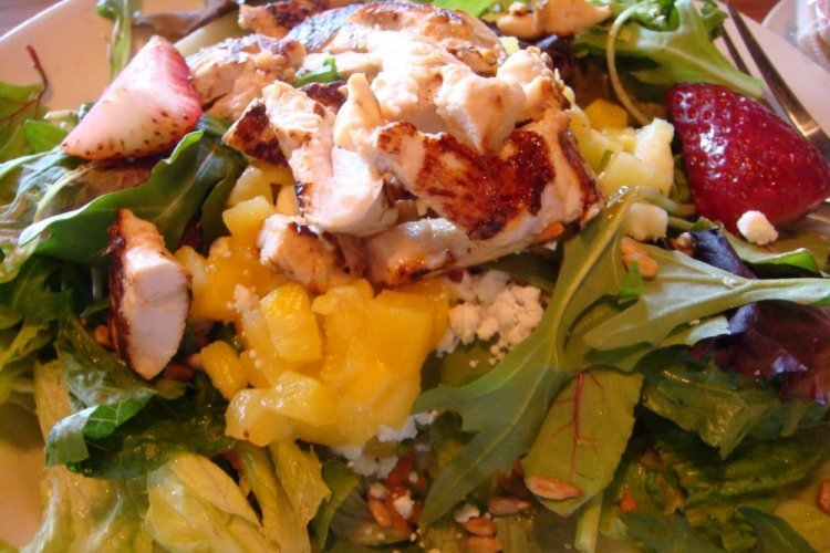 Ensalada de fresas, pollo ahumado y piña