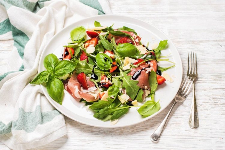 Ensalada de fresas, jamón de Parma y queso