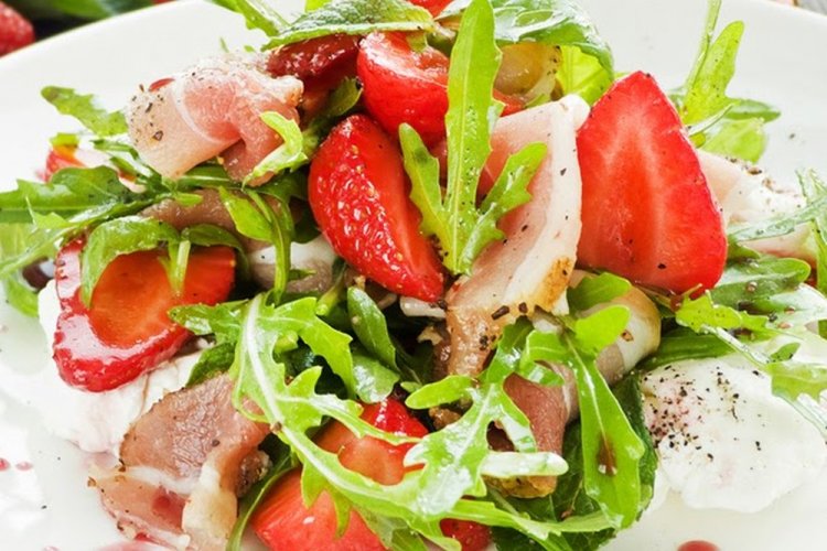 Ensalada de jamón serrano y fresas