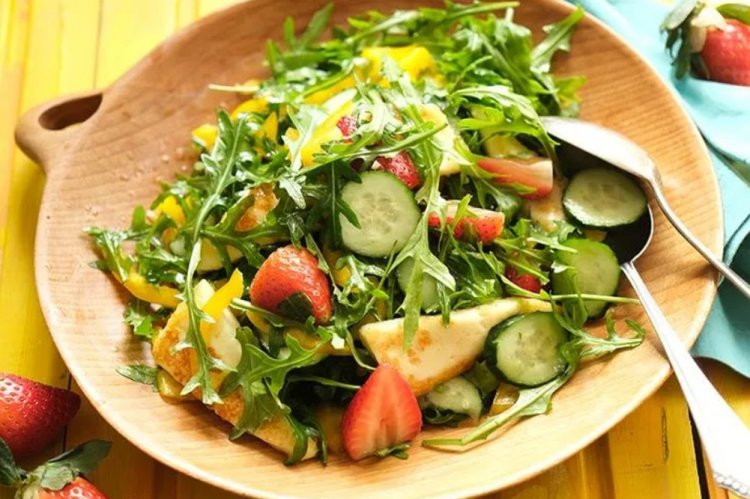 Ensalada de fresas y halloumi