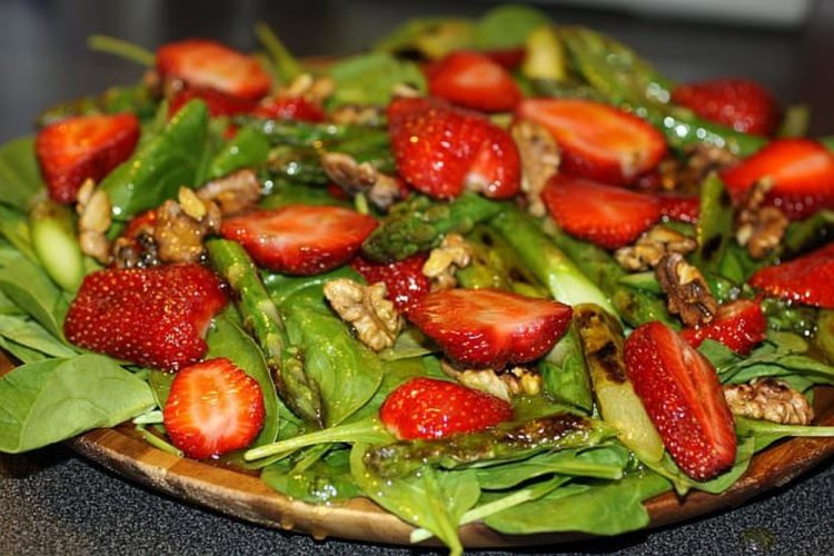Ensalada de fresas y espárragos