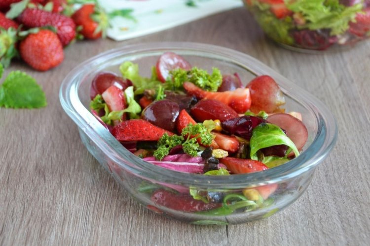 Ensalada de fresas y uvas