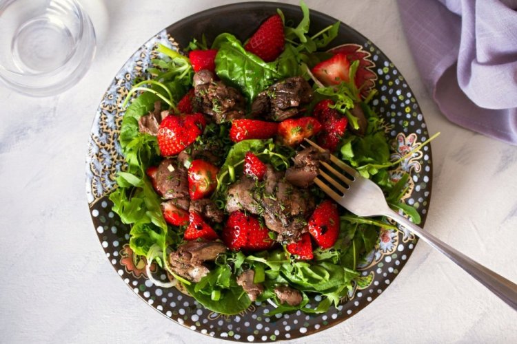Ensalada de fresas e hígado de pollo