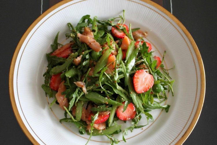 Ensalada de salmón ahumado y fresas