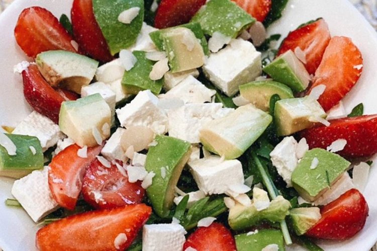 Ensalada de fresas, aguacate y queso de cabra