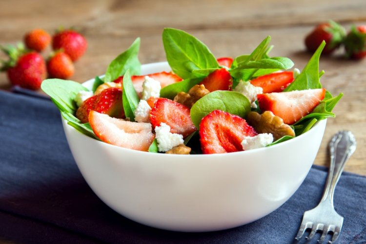 Ensalada de fresas, espinacas y queso feta