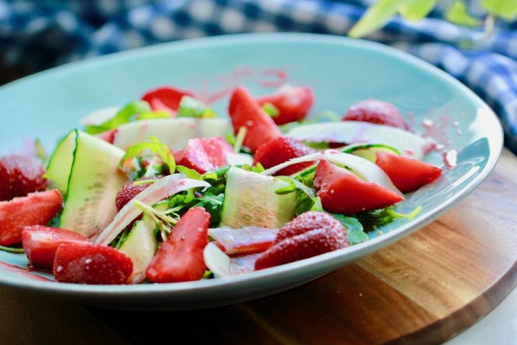Ensalada de fresas y pepinos